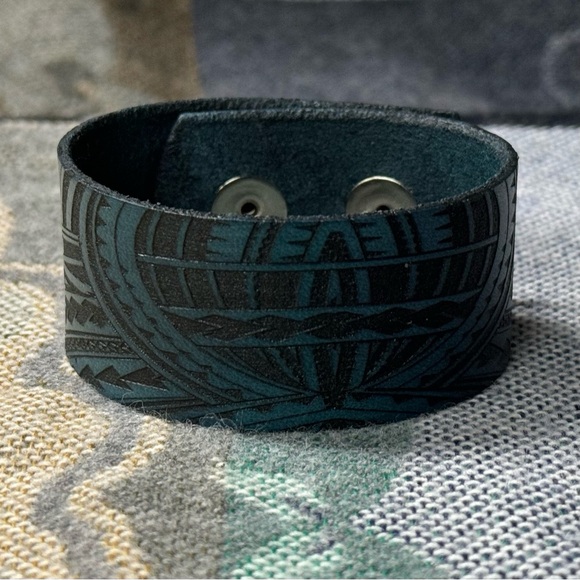 leather bracelet cuff custom lasered blue with tattoo - Picture 5 of 8